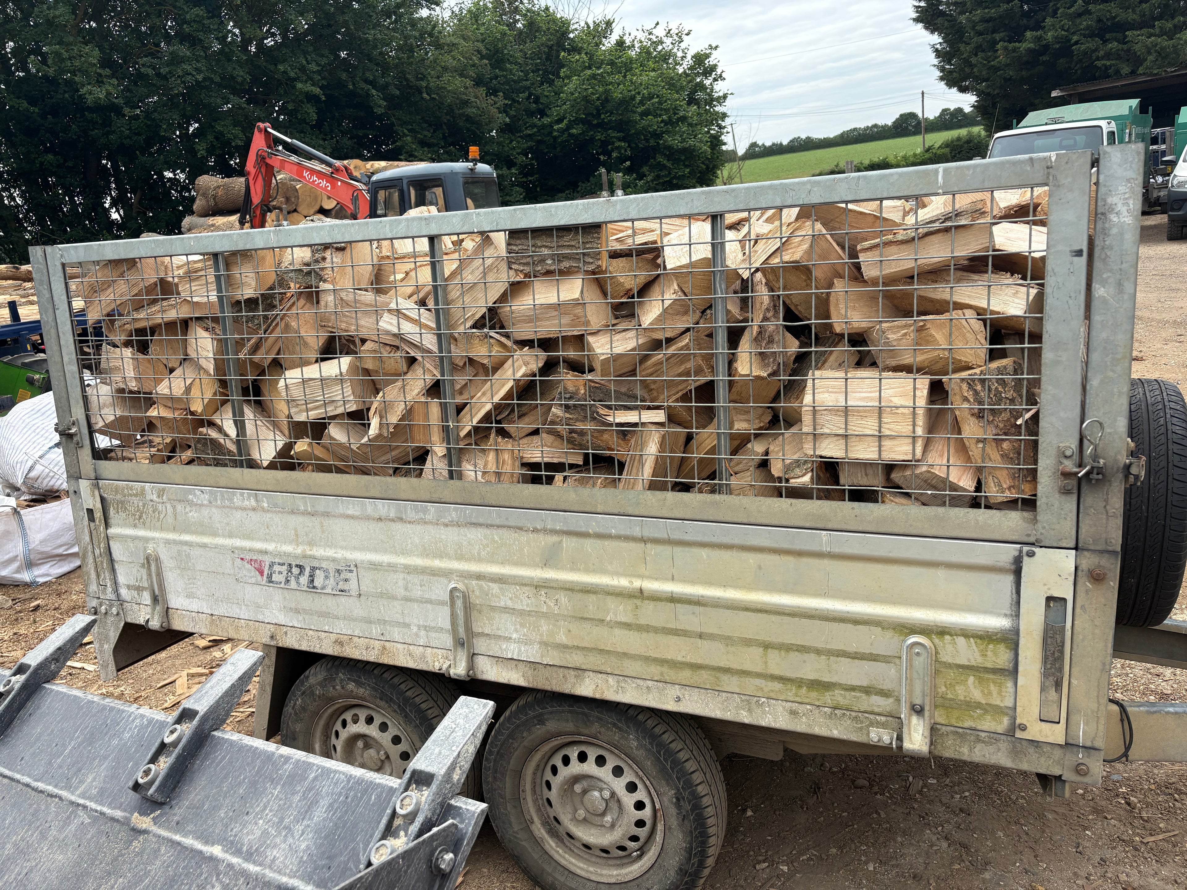 Loose tipped seasoned hardwood logs per m3